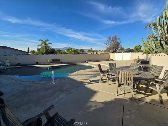 a view of a backyard