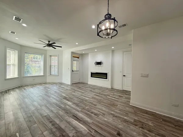 $2,800 | 2109 North Spaulding Avenue, Unit 1, Chicago, IL 60647