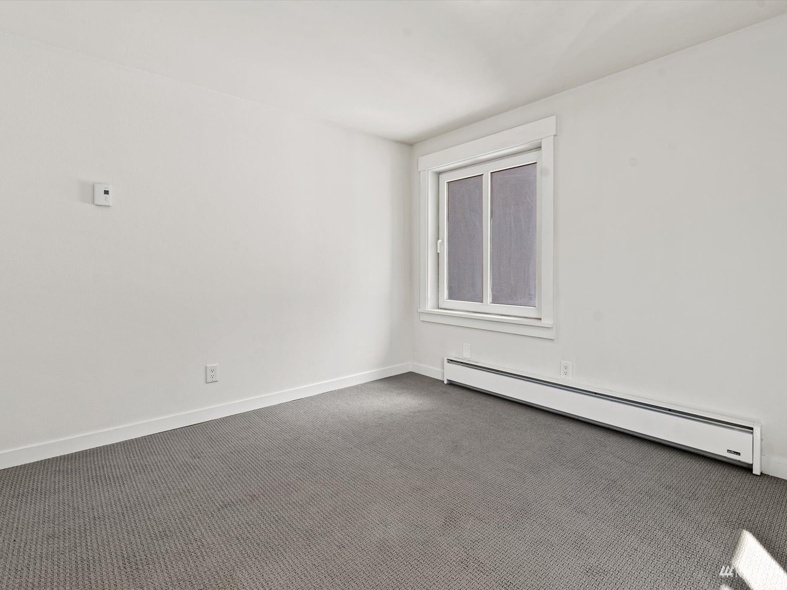 1300 University Street, Unit 2C Seattle, WA 98101 - Photo 11 of 20 an empty room with a window