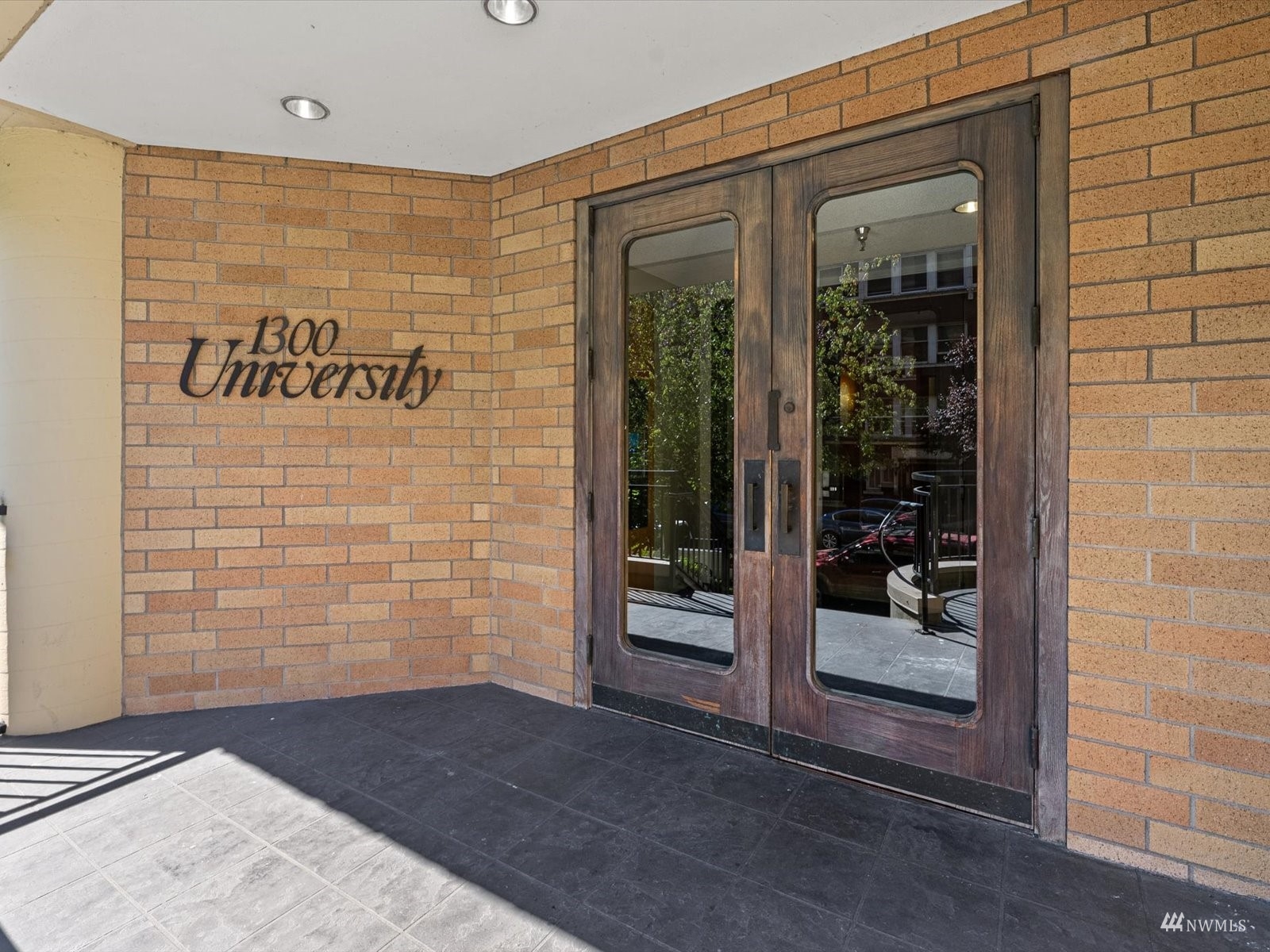 1300 University Street, Unit 2C Seattle, WA 98101 - Photo 16 of 20 a view of front door