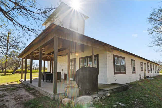 a view of a house with backyard and porch