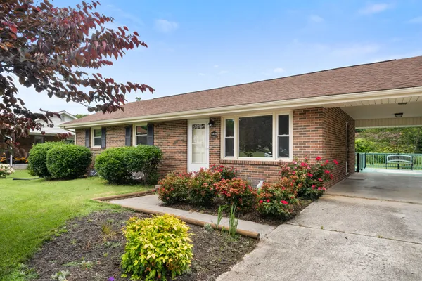 $289,900 | 6890 Riverbend Drive, Fairlawn, VA 24141