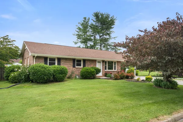 $289,900 | 6890 Riverbend Drive, Fairlawn, VA 24141