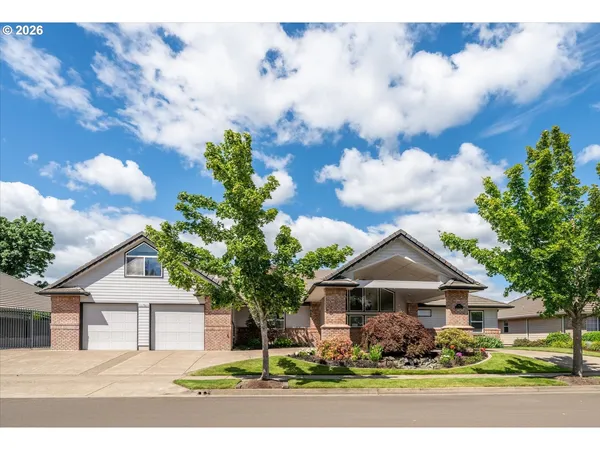$945,000 | 906 McKenzie Crest Drive, Springfield, OR 97477