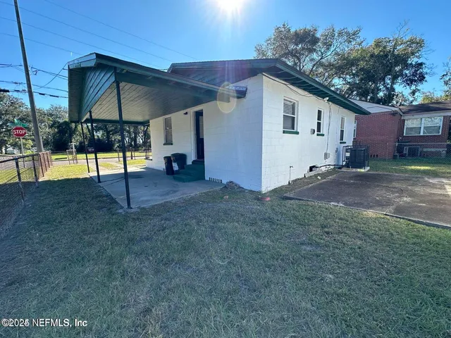 a view of a house with backyard