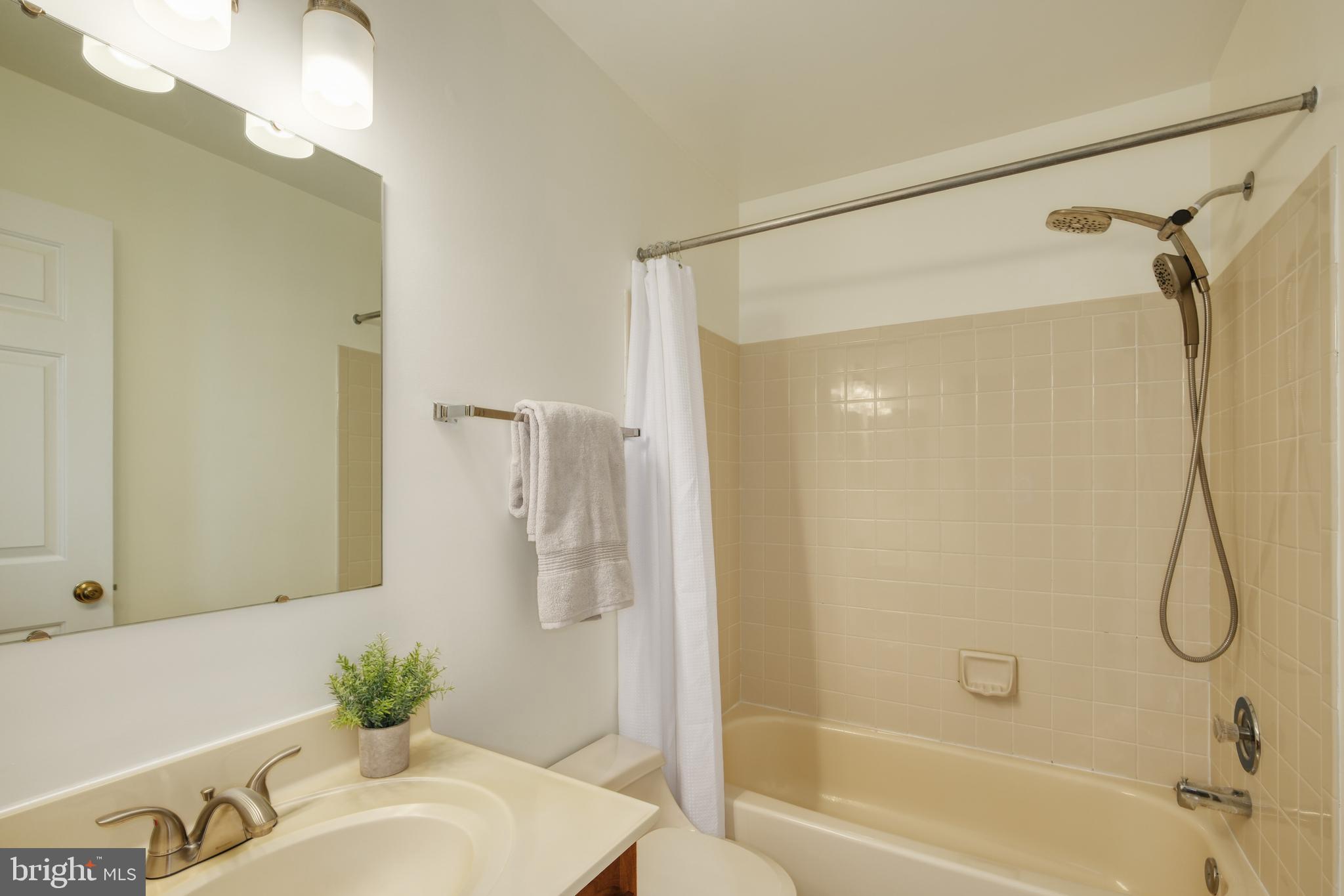 8174 Cliffview Avenue Springfield, VA 22153 - Photo 34 of 55 Tub shower in hall bath