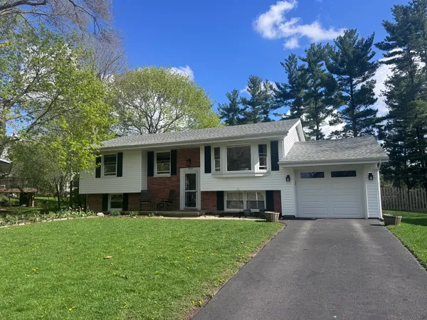 $437,500 | 836 Longmeadow Drive, Geneva, IL 60134