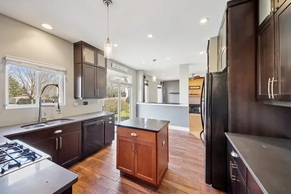 $450,000 | 6 Kingsbrooke Court, Bolingbrook, IL 60440