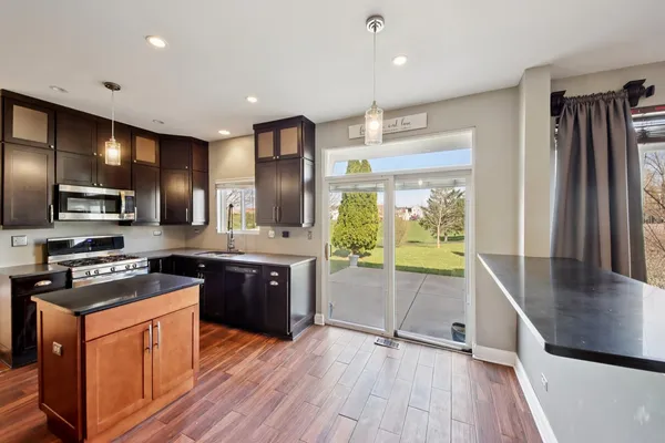 $450,000 | 6 Kingsbrooke Court, Bolingbrook, IL 60440