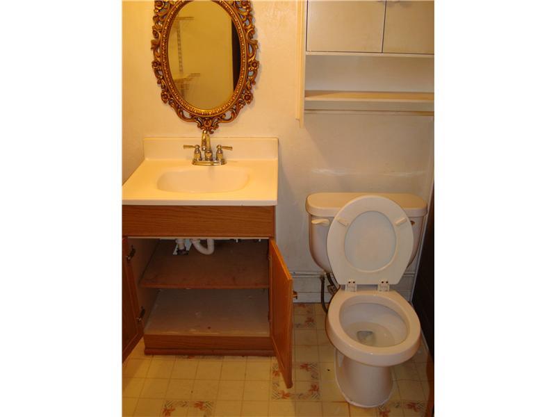 815 13th Street McKees Rocks, PA 15136 - Photo 12 of 15 Partial Bath.
