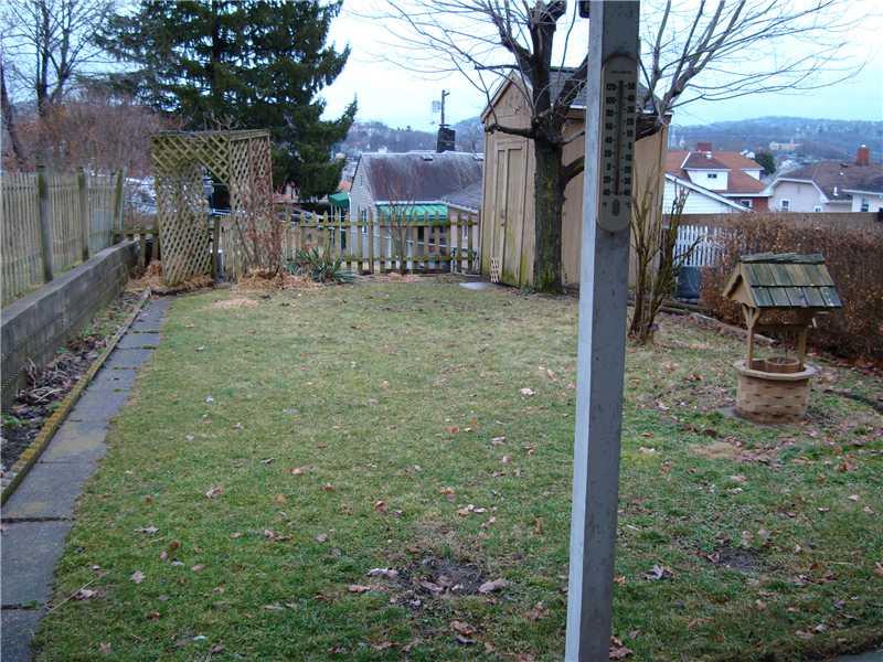 815 13th Street McKees Rocks, PA 15136 - Photo 13 of 15 Yard/Garden.
