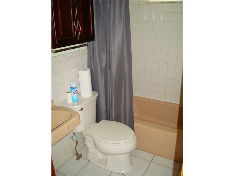 815 13th Street McKees Rocks, PA 15136 - Photo 5 of 15 Full Bath.