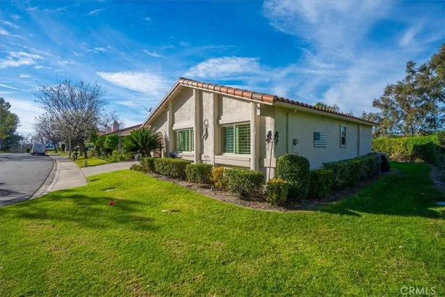 a view of a house with backyard and garden