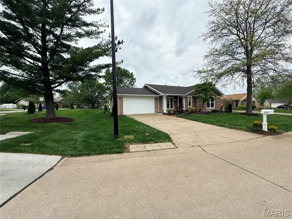 $349,900 | 501 Summerwood Court, St. Peters, MO 63376