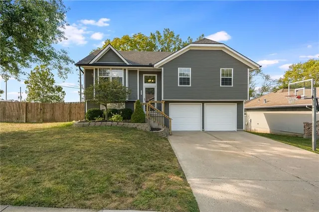 $299,900 | 1052 Southwest Twin Creek Drive, Lee's Summit, MO 64081