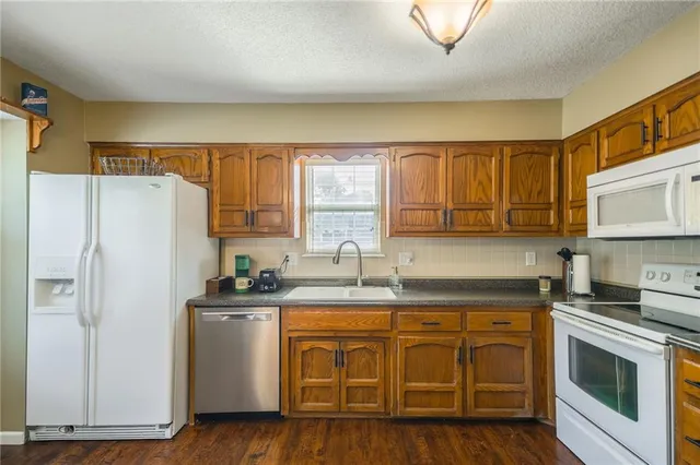 $299,900 | 1052 Southwest Twin Creek Drive, Lee's Summit, MO 64081