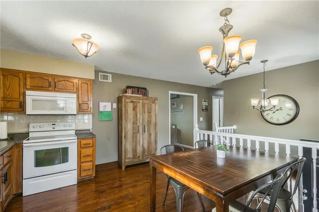 $299,900 | 1052 Southwest Twin Creek Drive, Lee's Summit, MO 64081