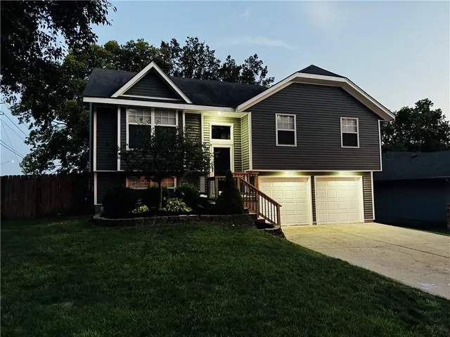$299,900 | 1052 Southwest Twin Creek Drive, Lee's Summit, MO 64081