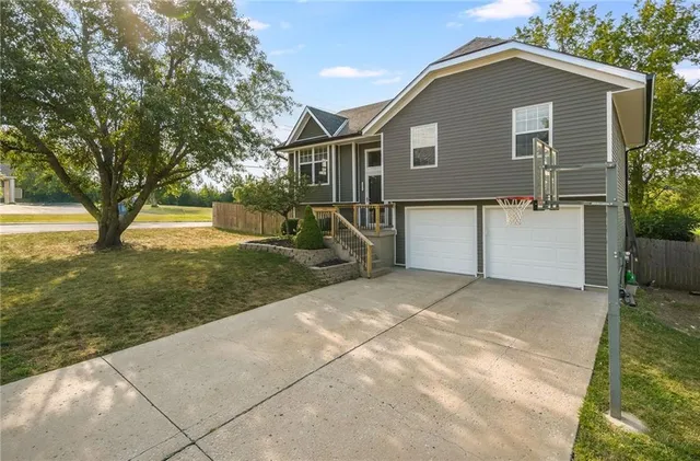 $299,900 | 1052 Southwest Twin Creek Drive, Lee's Summit, MO 64081