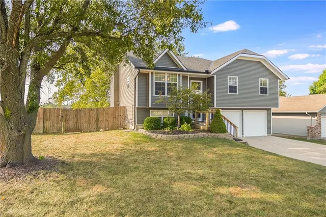 $299,900 | 1052 Southwest Twin Creek Drive, Lee's Summit, MO 64081