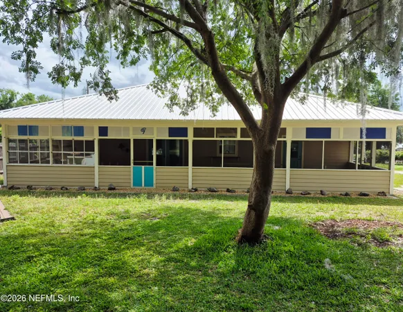 a view of front of a house with a yard