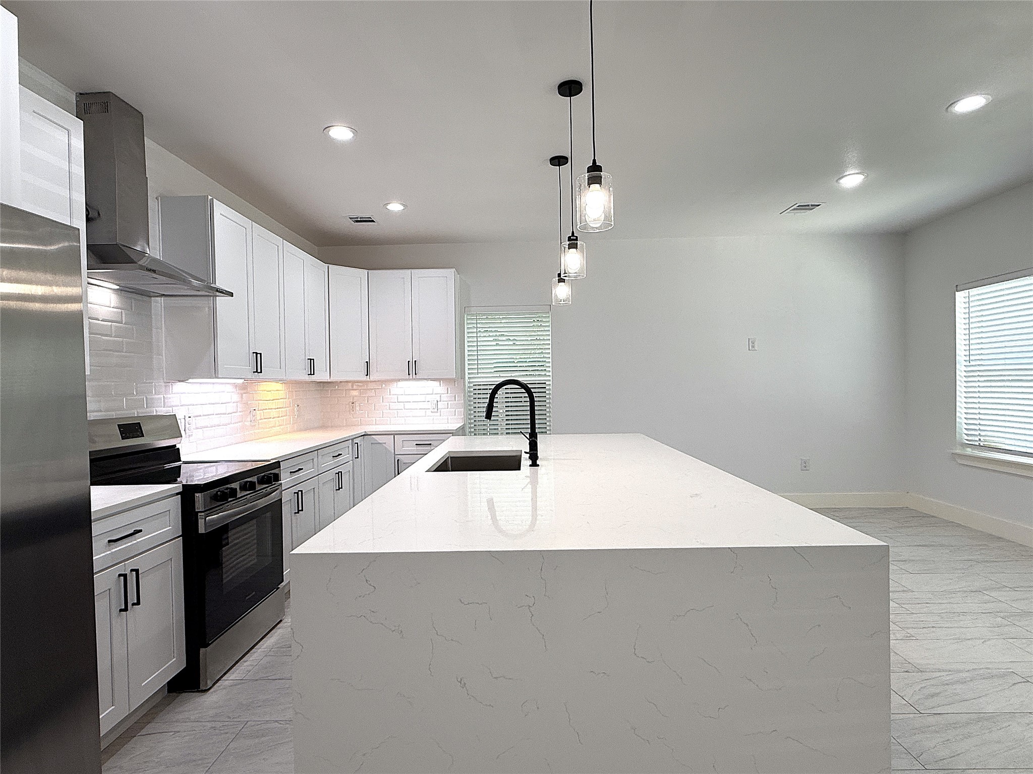6708 Conley Street, Unit A Houston, TX 77021 - Photo 7 of 24 Beautiful quartz counters