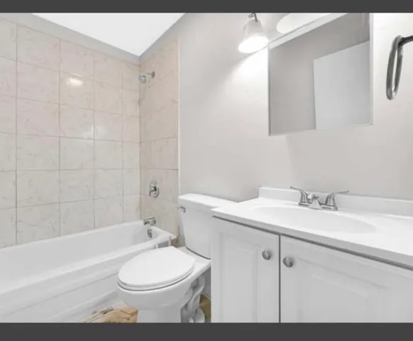 $2,400 | 1765 Short Avenue, Streamwood, IL 60107