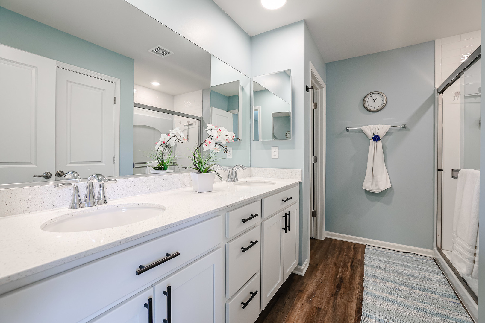 216 North Barry Road South Elgin, IL 60177 - Photo 19 of 50 a bathroom with double vanity sink and a mirror