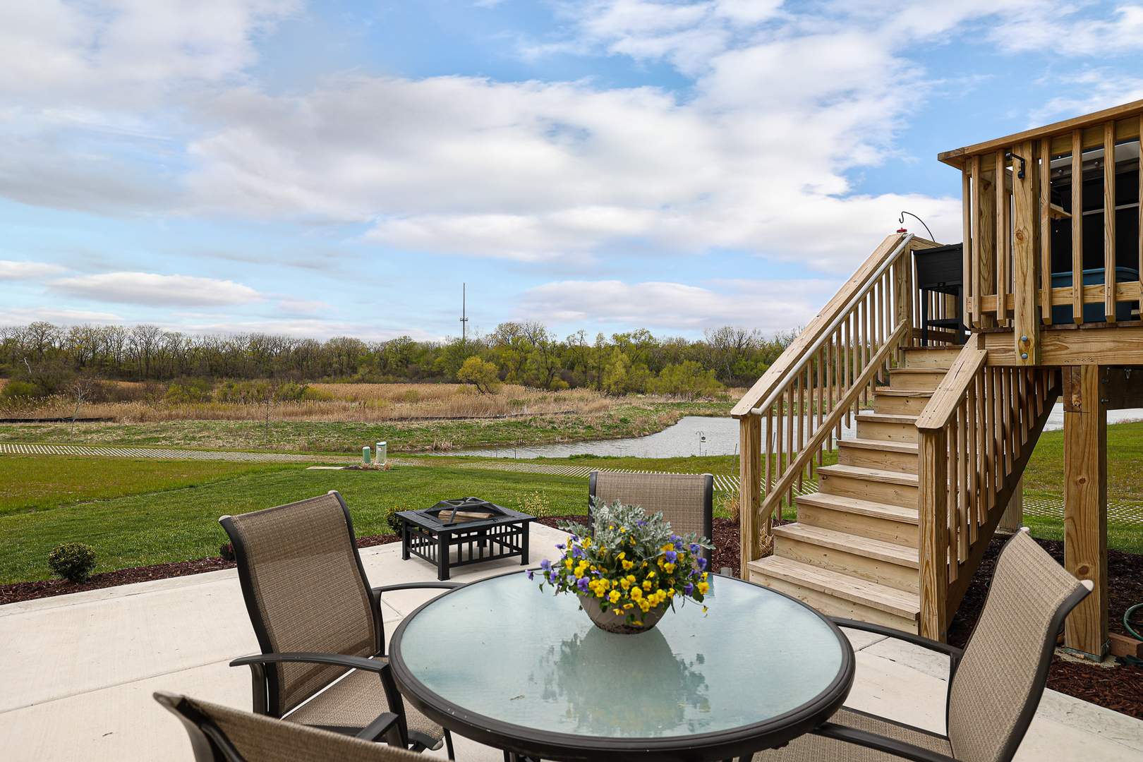 216 North Barry Road South Elgin, IL 60177 - Photo 41 of 50 a balcony with table and chairs