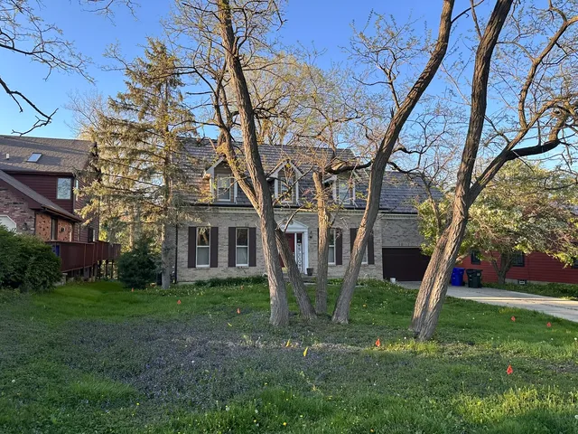 a view of house with a yard