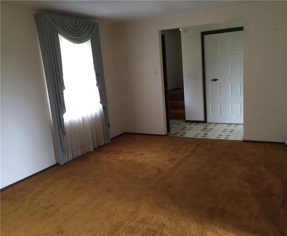 30 Dover Road Irwin, PA 15642 - Photo 8 of 25 Living Room