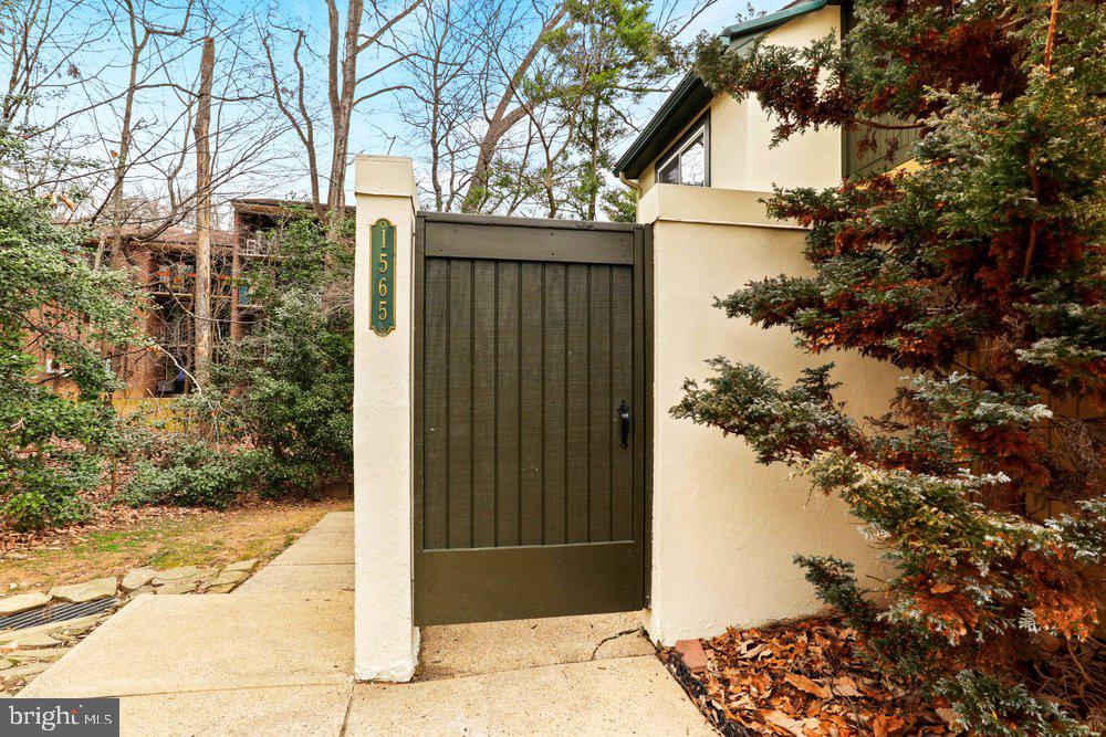 1565 Inlet Court Reston, VA 20190 - Photo 3 of 52