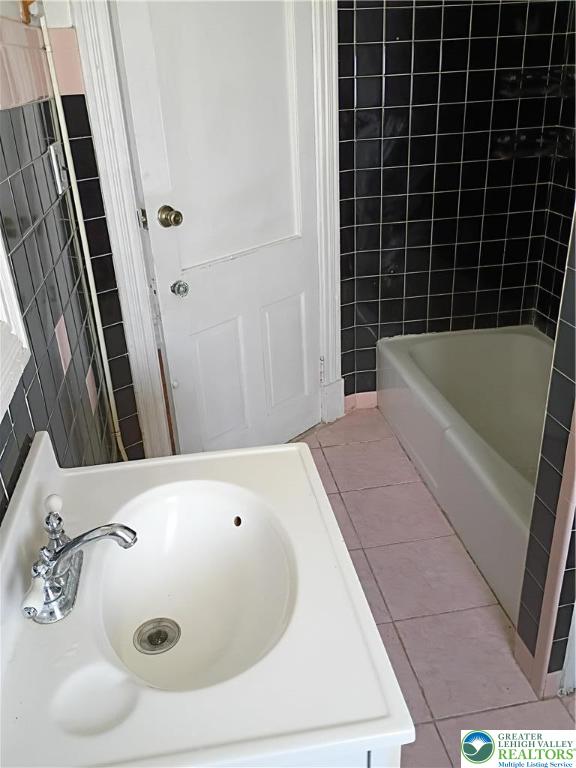 24 North 13th Street Allentown, PA 18102 - Photo 17 of 38 2nd Floor Tub & Sink