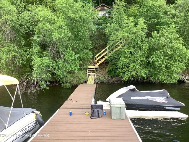 a view of deck and entertaining space