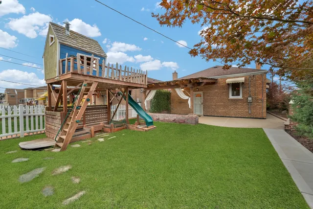 a view of a house with a backyard