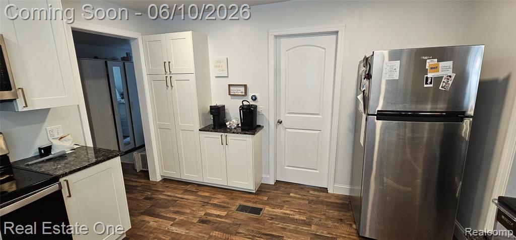 2073 Roslyn Road Grosse Pointe Woods, MI 48236 - Photo 6 of 10