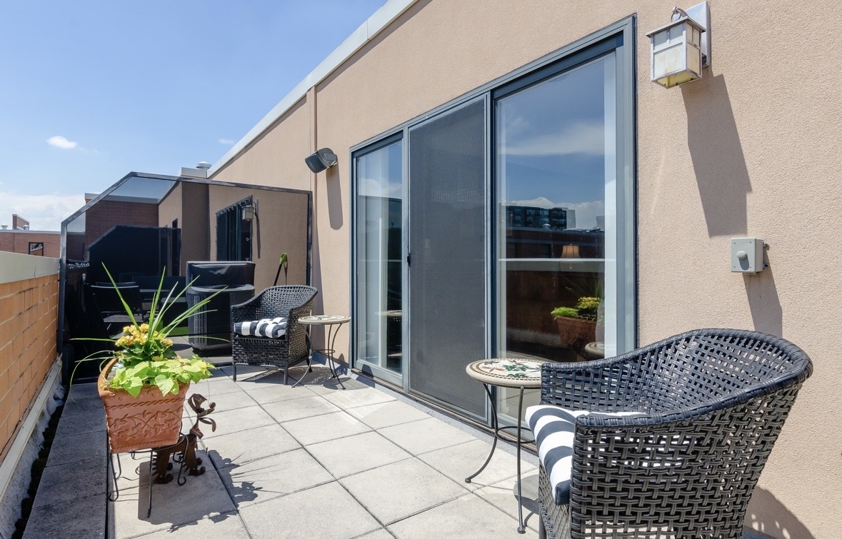 1125 West Monroe Street Chicago, IL 60607 - Photo 24 of 49 a outdoor space with a table and chairs