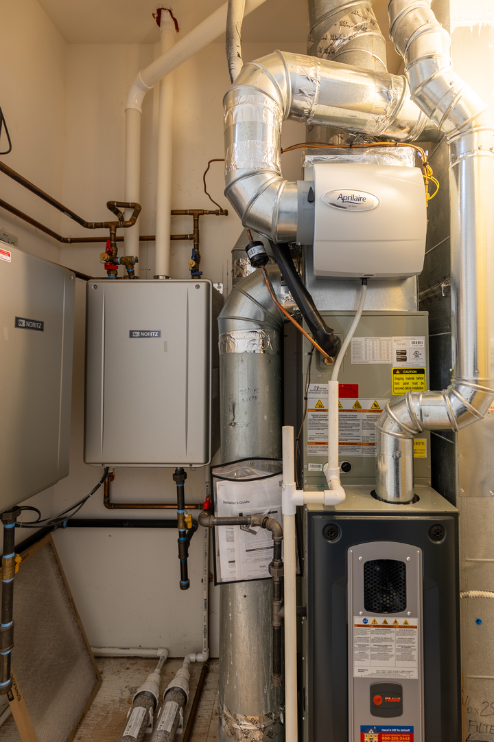 1125 West Monroe Street Chicago, IL 60607 - Photo 45 of 49 a room with musical instruments