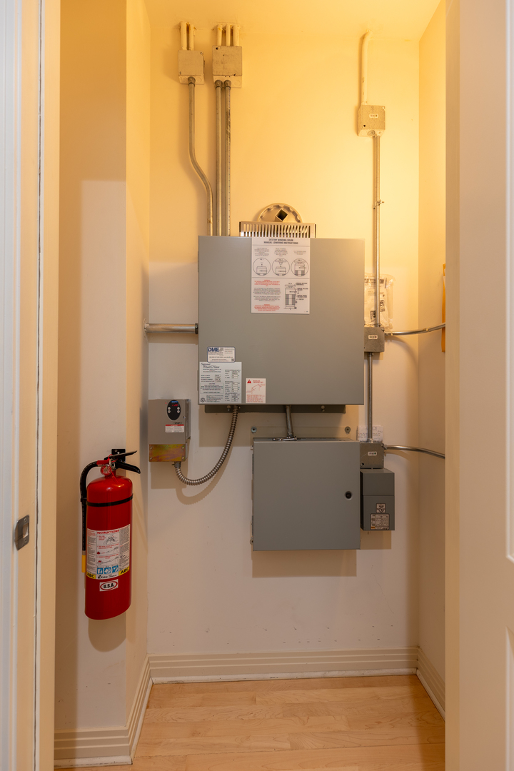 1125 West Monroe Street Chicago, IL 60607 - Photo 46 of 49 a bathroom with a tub