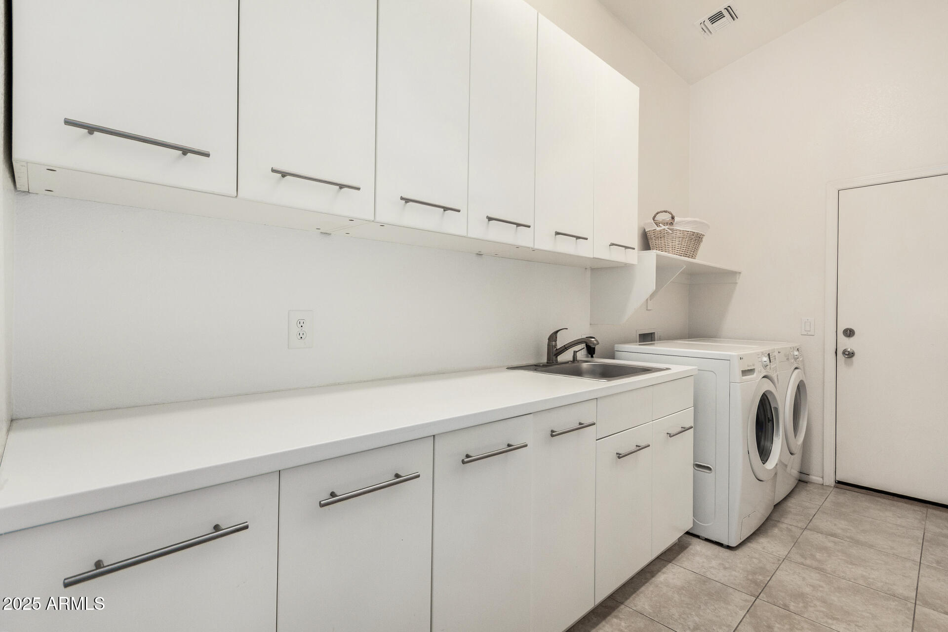 42505 West Venture Road Maricopa, AZ 85138 - Photo 8 of 11 a utility room with dryer and washer