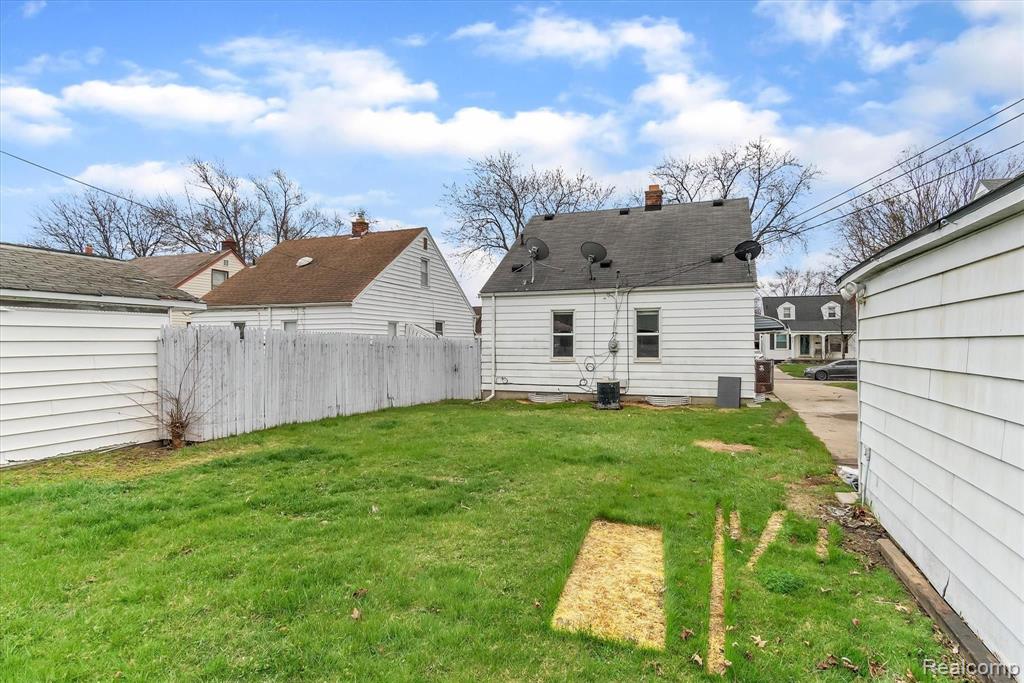 7535 Sterling Street Center Line, MI 48015 - Photo 32 of 48