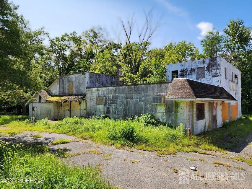 465 Lakewood Farmingdale Road Howell, NJ 07731 - Photo 6 of 17 a view of a house with a yard and sitting area