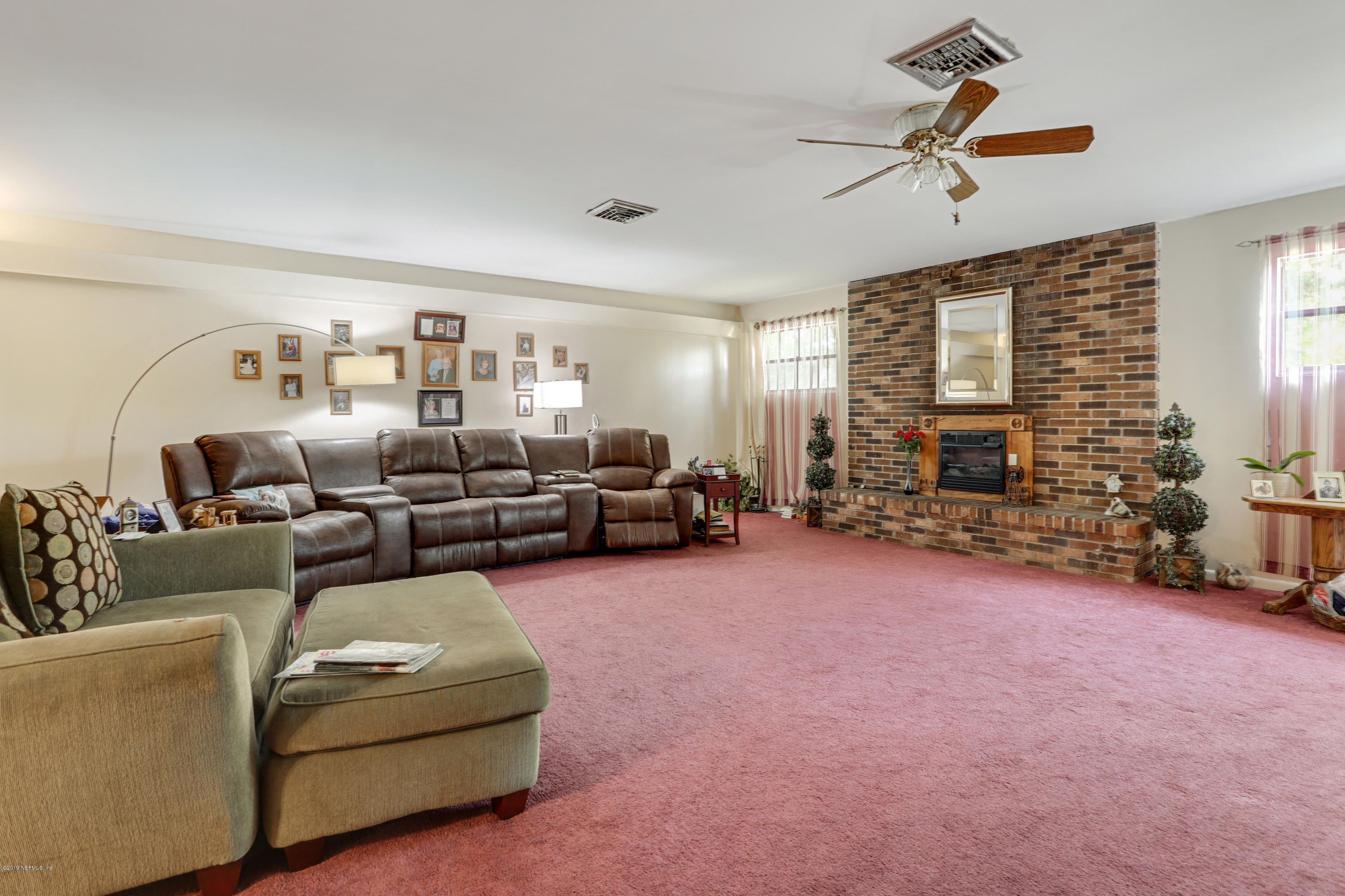 986 Bea Lane Jacksonville, FL 32220 - Photo 16 of 42 a living room with furniture
