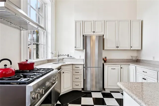 $2,100 | 716 Dauphine Street, Unit 1A, New Orleans, LA 70116