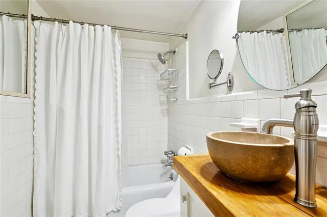 $2,100 | 716 Dauphine Street, Unit 1A, New Orleans, LA 70116