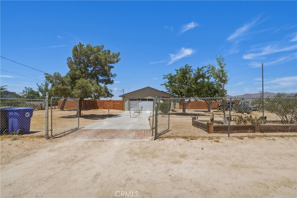 23560 Tussing Ranch Road Apple Valley, CA 92308 - Photo 2 of 31