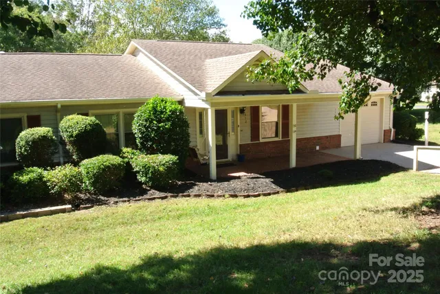 a view of a house with yard and plants
