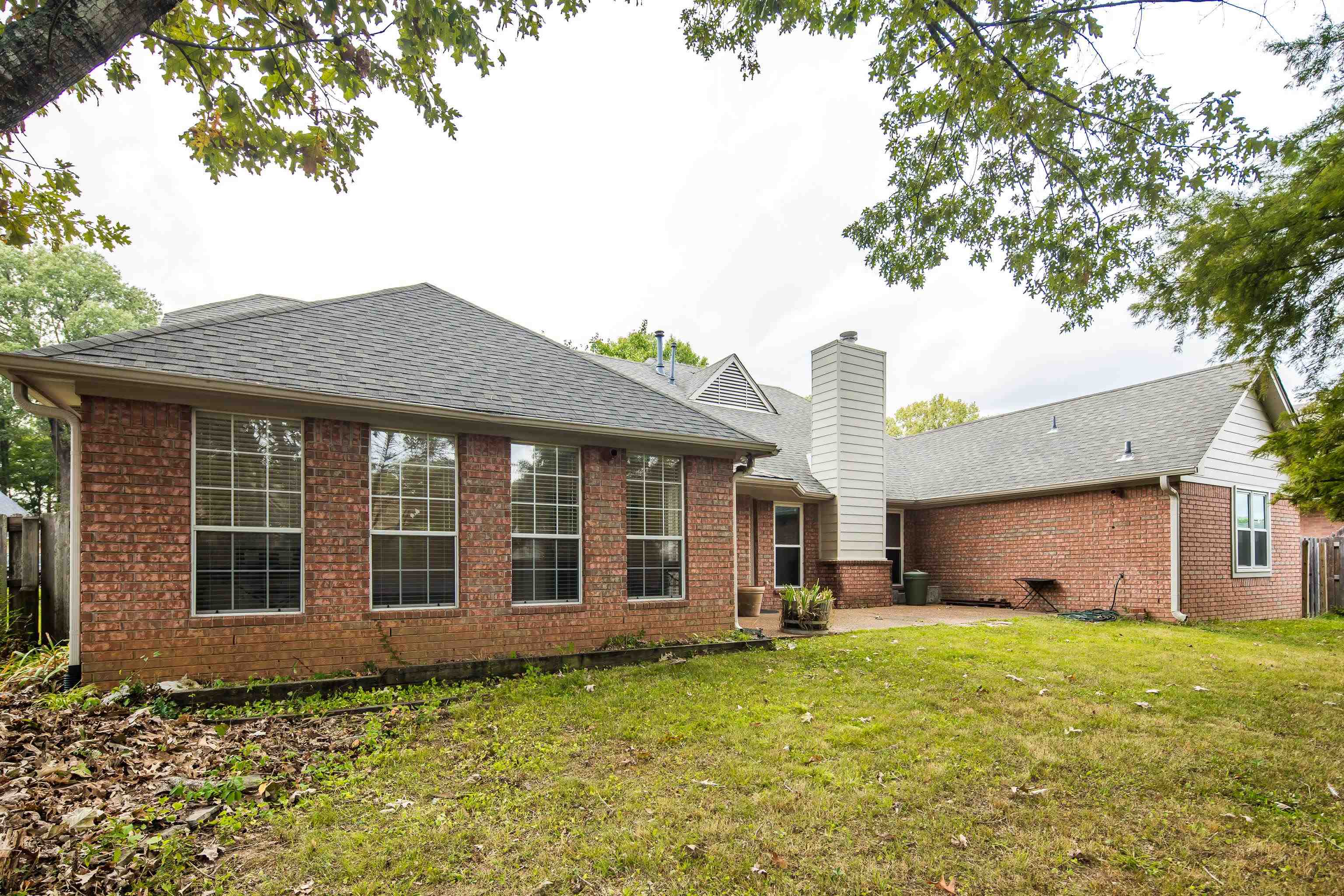 954 Wildbird Cove Collierville, TN 38017 - Photo 32 of 32 a front view of a house with a garden