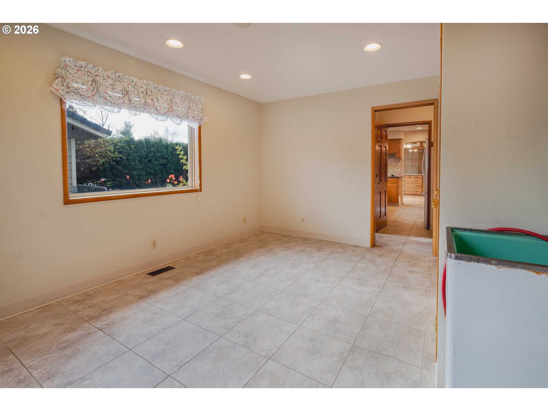 4290 Ivory Way Northeast Salem, OR 97305 - Photo 20 of 42 a view of an empty room with window and mirror