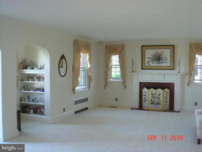 120 Riverside Drive Cambridge, MD 21613 - Photo 2 of 10 Living Room
